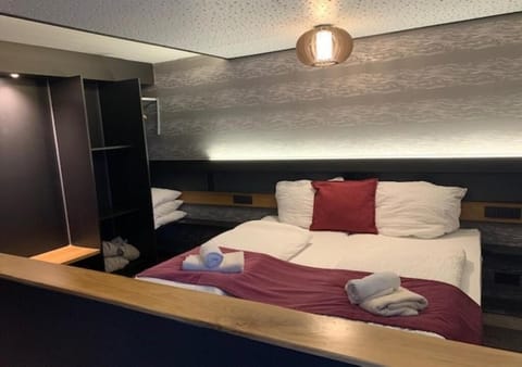 Standard Twin Room | 1 bedroom, desk, cribs/infant beds, rollaway beds