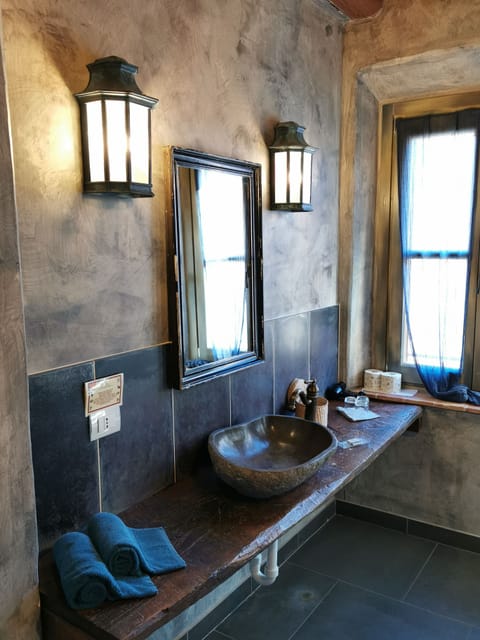 Design Triple Room | Bathroom | Shower, rainfall showerhead, free toiletries, hair dryer