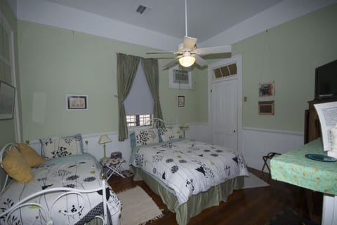 Elite Triple Room, 1 Bedroom, Non Smoking | In-room safe, desk, free WiFi