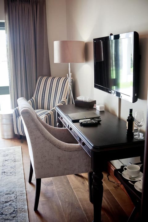 Hypo-allergenic bedding, in-room safe, individually furnished, desk