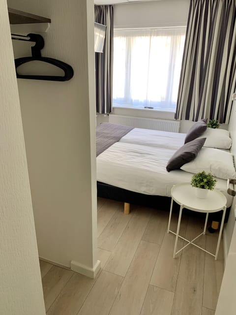 Laptop workspace, blackout drapes, soundproofing, free WiFi