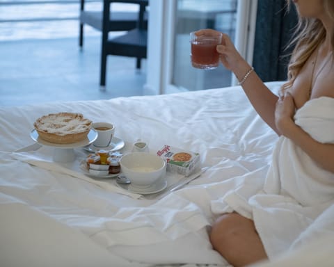 Junior Suite, Sea View | Minibar, in-room safe, desk, soundproofing