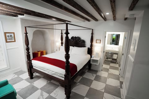 Stevens Classic | Premium bedding, in-room safe, laptop workspace, iron/ironing board