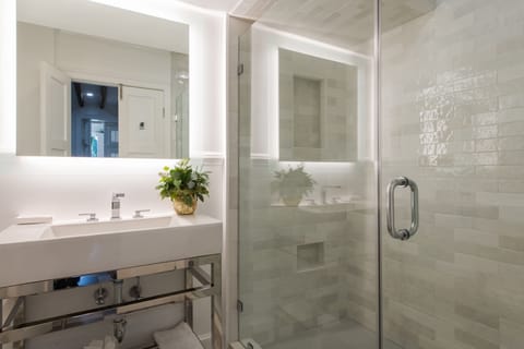 Stevens Classic | Bathroom | Shower, hair dryer, bathrobes, towels