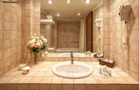 Bathtub, free toiletries, hair dryer, towels