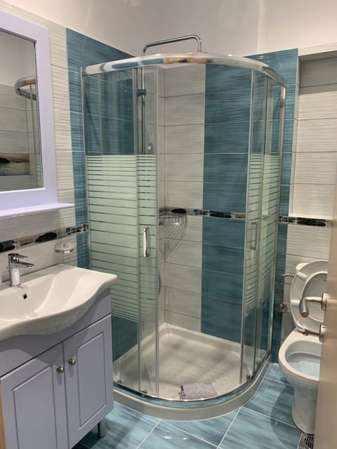 Shower, free toiletries, hair dryer, towels