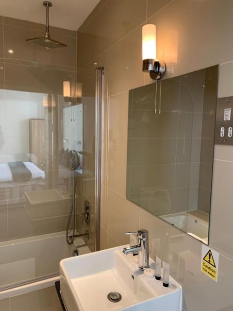 Twin Room | Bathroom | Free toiletries, hair dryer, towels