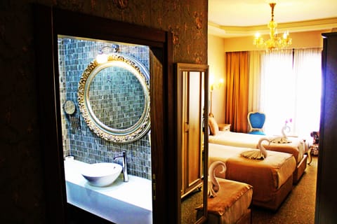 Standard Triple Room, 3 Bedrooms | Bathroom sink