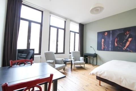 Premium bedding, cribs/infant beds, free WiFi, bed sheets