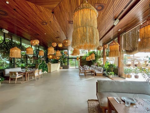 5 restaurants; breakfast, lunch, and dinner served