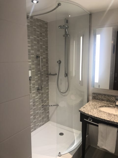 Shower, free toiletries, towels