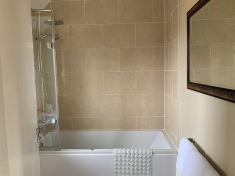 Suite (Amber Suite) | Premium bedding, individually decorated, individually furnished