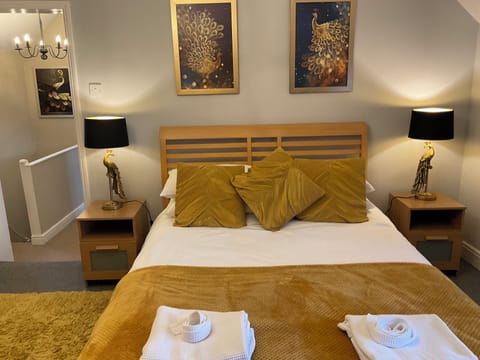 Suite (Amber Suite) | Premium bedding, individually decorated, individually furnished