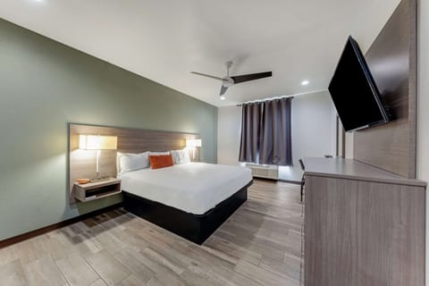 1 bedroom, hypo-allergenic bedding available, minibar, desk