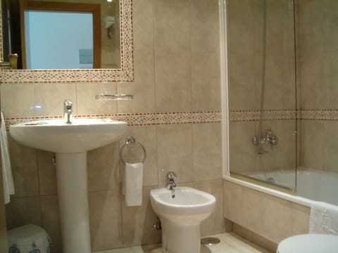 Double or Twin Room | Bathroom | Free toiletries, hair dryer, bidet