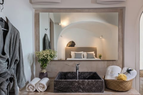 Suite | In-room safe, soundproofing, iron/ironing board, free WiFi