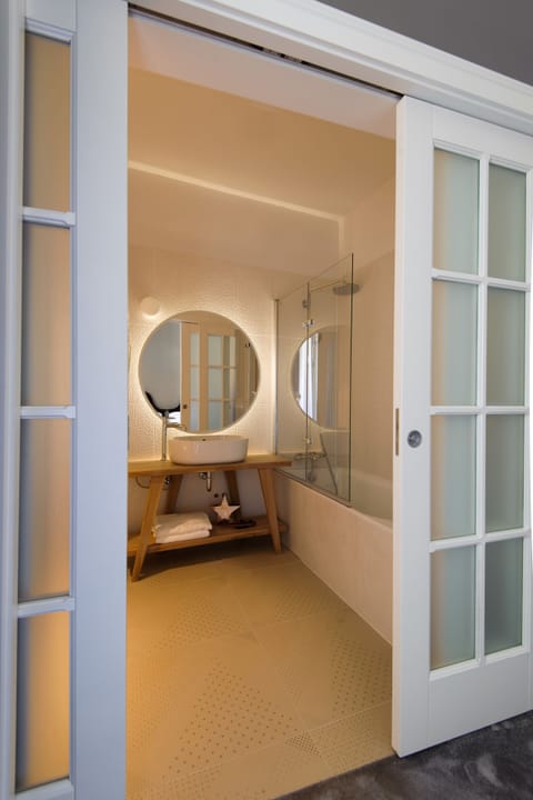 Superior Double or Twin Room, City View | Bathroom | Free toiletries, hair dryer, bathrobes, slippers