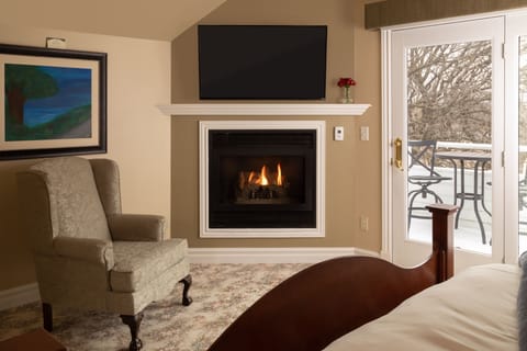 Standard Suite with King Bed & Sitting Room  | Egyptian cotton sheets, premium bedding, iron/ironing board, free WiFi