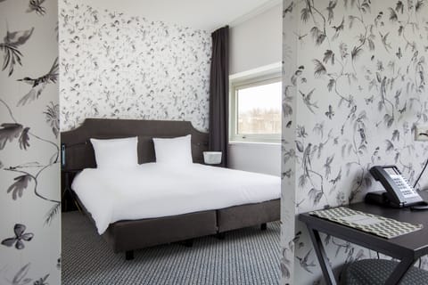 Premium bedding, pillowtop beds, in-room safe, desk