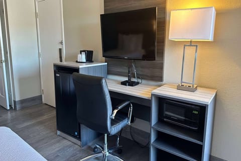 Premium bedding, desk, iron/ironing board, free cribs/infant beds