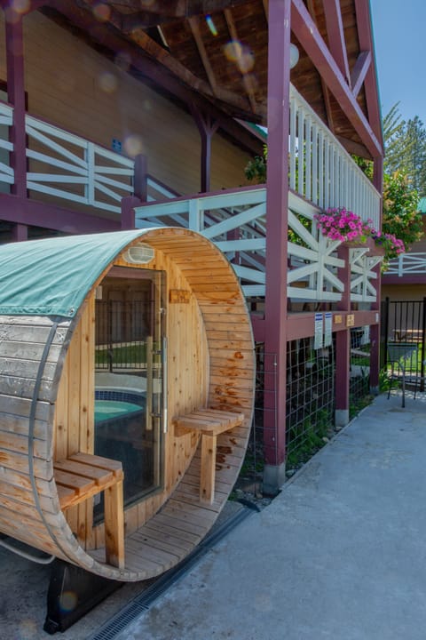 Sauna, hot tub