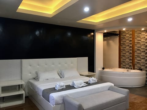 Premium Suite, 1 King Bed | Premium bedding, down comforters, blackout drapes, soundproofing