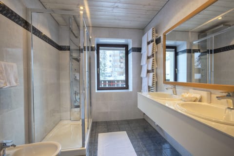 Family Room | Bathroom | Shower, free toiletries