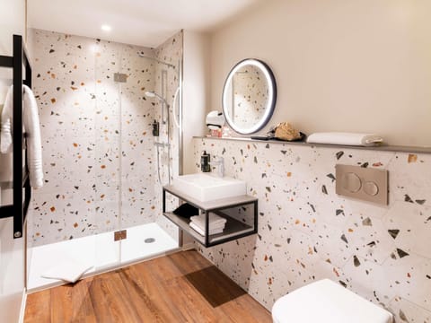 Soundproofing, iron/ironing board, free cribs/infant beds, free WiFi