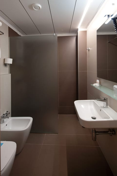 Comfort Double or Twin Room | Bathroom | Shower, rainfall showerhead, free toiletries, hair dryer