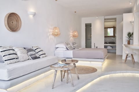 Honeymoon Suite with Lake view, Private pool & Outdoor Jetted Tub | Bathroom | Combined shower/tub, spring water tub, rainfall showerhead