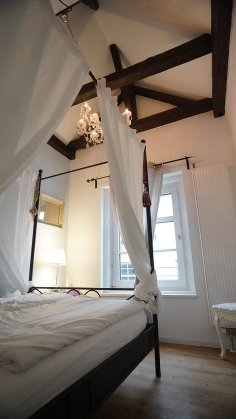 Romantic Double Room | Individually decorated, individually furnished, free WiFi, bed sheets