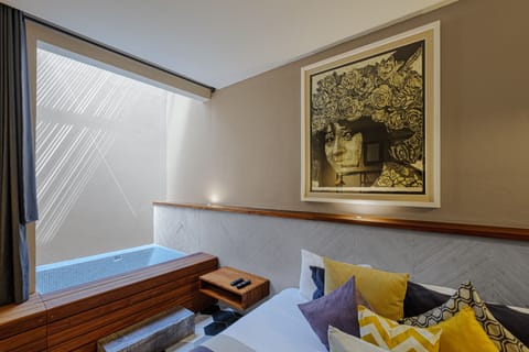 Suite con jacuzzi (interior o exterior) | Premium bedding, in-room safe, individually decorated, desk