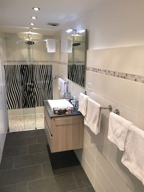 Family Room, 2 Bedrooms, Lake View | Bathroom | Shower, rainfall showerhead, free toiletries, towels