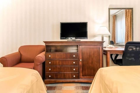 Egyptian cotton sheets, premium bedding, pillowtop beds, desk