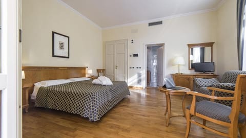 Minibar, in-room safe, desk, free WiFi