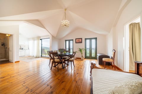 Honeymoon Suite, Balcony, Bay View | Living area