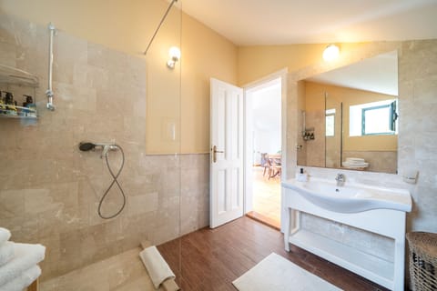 Honeymoon Suite, Balcony, Bay View | Bathroom | Shower, free toiletries, hair dryer, towels