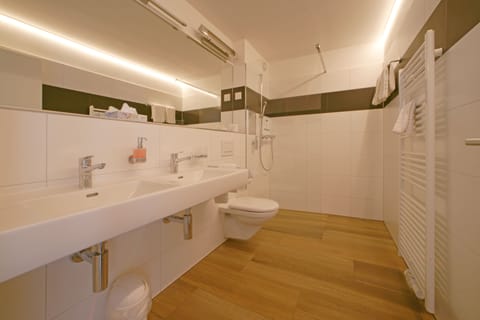 Deluxe Double Room, Accessible (H4RS) | Bathroom | Shower, towels