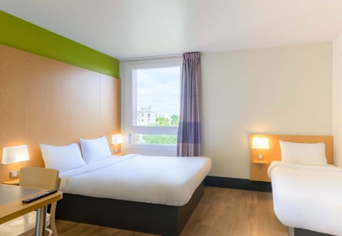 Premium bedding, desk, soundproofing, WiFi (free)