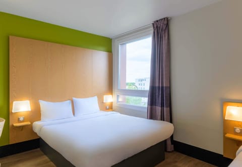 Quadruple Room | Premium bedding, desk, soundproofing, free WiFi