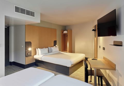 Quadruple Room | Desk, soundproofing, free WiFi, bed sheets