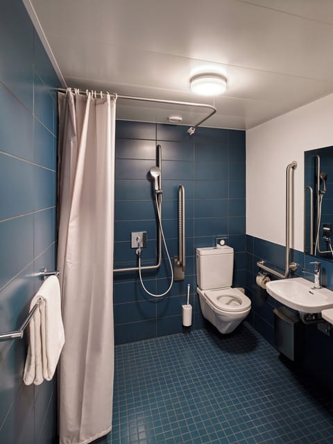 Quadruple Room, Private Bathroom | Bathroom | Shower, towels