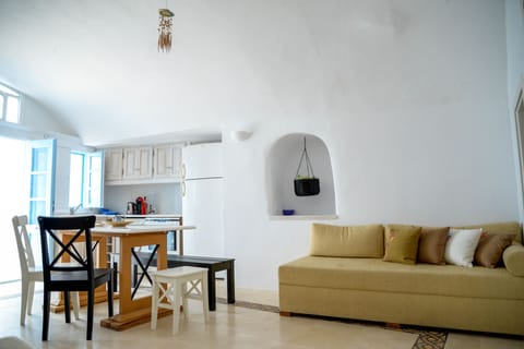 Stovetop, coffee/tea maker, cookware/dishes/utensils