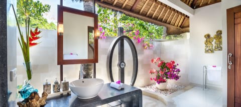 Shower, rainfall showerhead, free toiletries, hair dryer