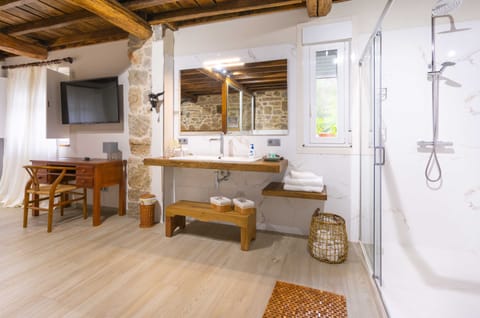 Deluxe Suite, Hot Tub | Bathroom | Towels