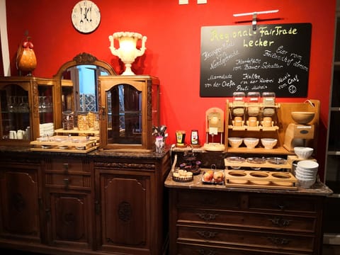 Daily full breakfast (EUR 8 per person)