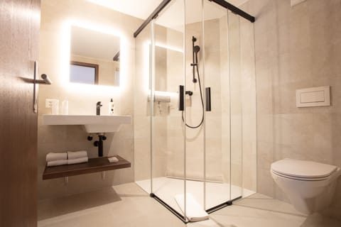 Deluxe Room, Balcony | Bathroom | Free toiletries, hair dryer, towels, soap