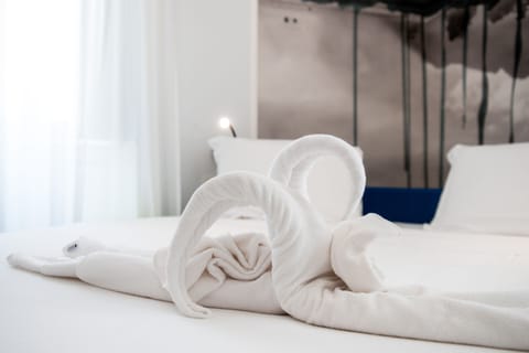 Design Room, City View | Minibar, in-room safe, desk, soundproofing