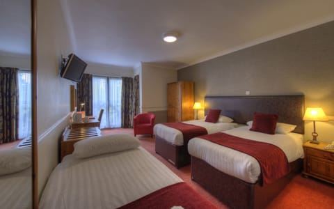 Twin Room | Desk, iron/ironing board, free WiFi, bed sheets