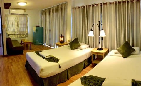 Standard Twin Room | Minibar, in-room safe, desk, free WiFi
